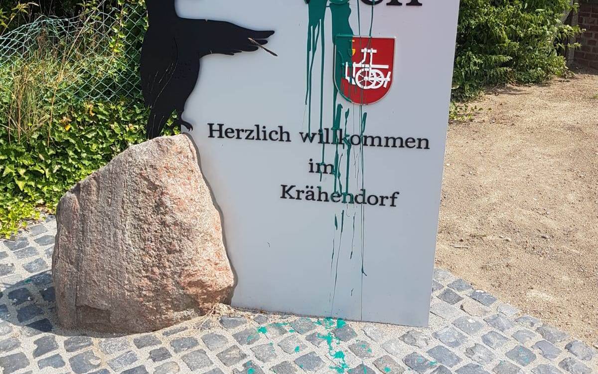 Ortsschild Alpen mit Farbe beschmiert