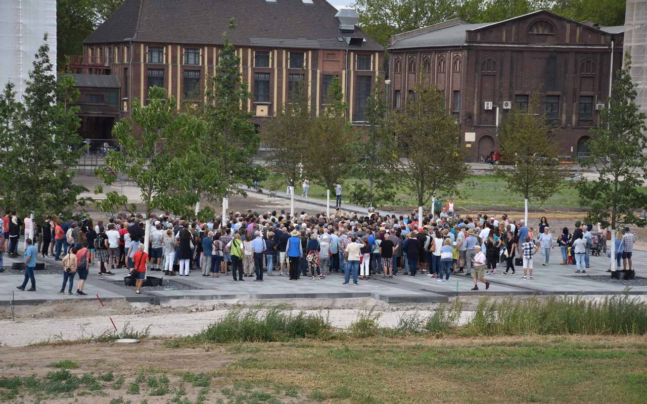 Besucher der ersten Baustellenführung auf dem LaGa-Gelände.