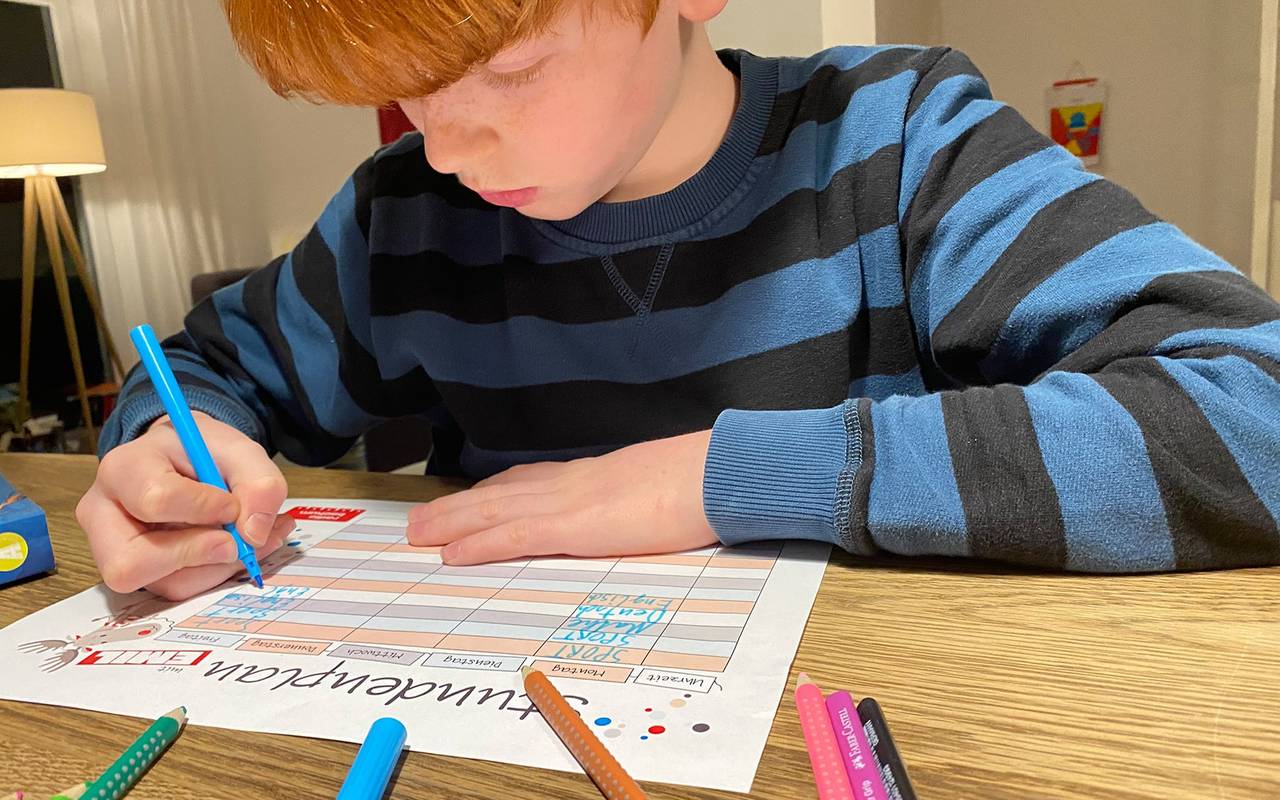 Junge füllt Stundenplan aus