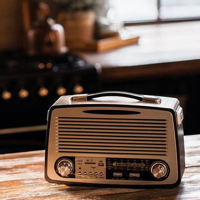 Altes Radio auf Küchentisch