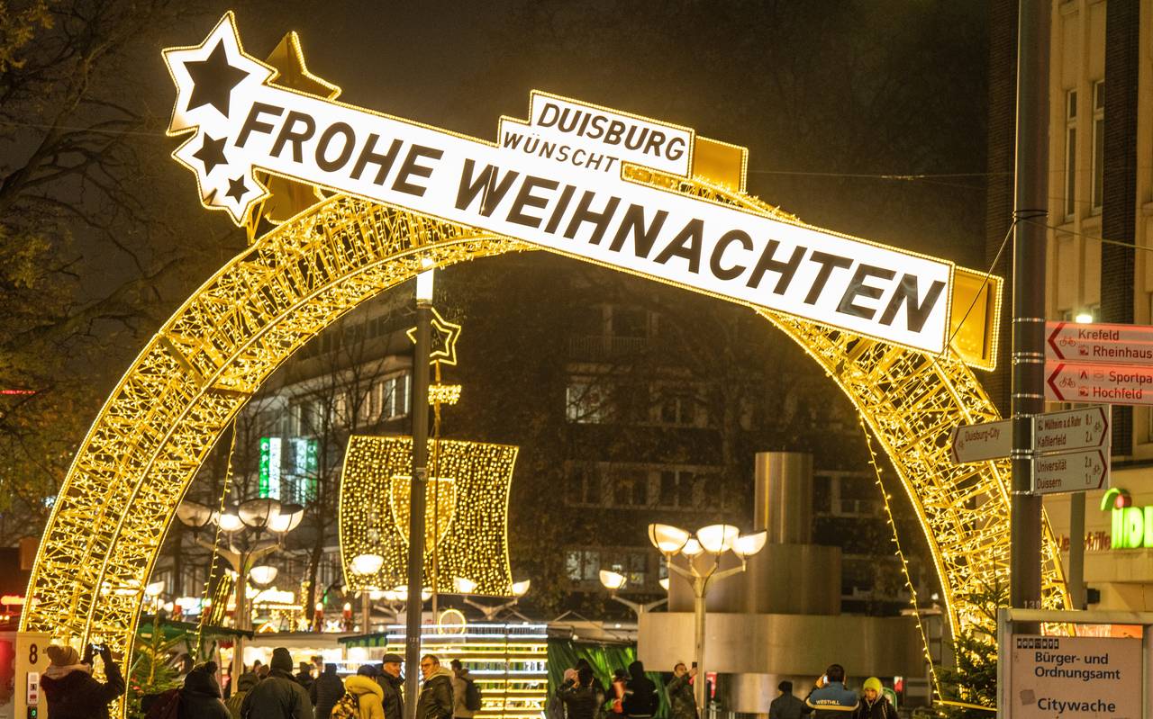 Eingang zum Duisburger Weihnachtsmarkt mit neuer Beleuchtung