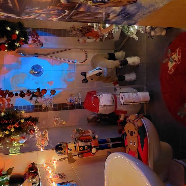 Ein Mann aus Oberhausen hat sein Haus mit tausenden Lichtern, Weihnachtsfiguren, Sternen und Kugeln geschmückt.