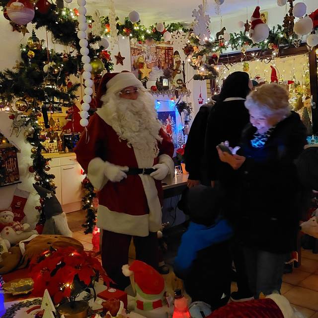 Ein Mann aus Oberhausen hat sein Haus mit tausenden Lichtern, Weihnachtsfiguren, Sternen und Kugeln geschmückt.