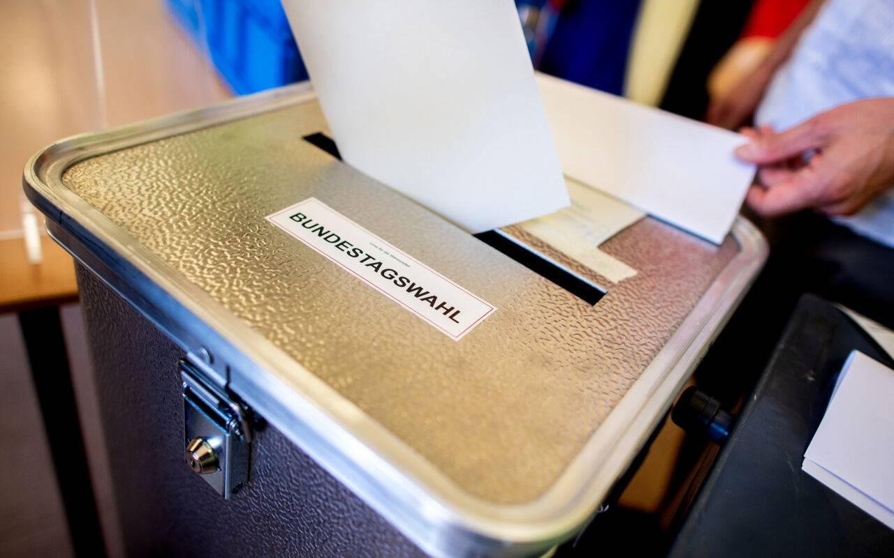 Ein Wähler wirft in einem Wahllokal, das im Klassenraum einer Grundschule im Stadtteil Prenzlauer Berg untergebracht ist, seinen Stimmzettel für die Bundestagswahl in eine Wahlurne. In Teilen von Berlin wird die Bundestagswahl vom September 2021 am Sonntag wiederholt. (zu dpa: «Wiedergutmachung, Teil zwei: Berlin wählt mal wieder»)