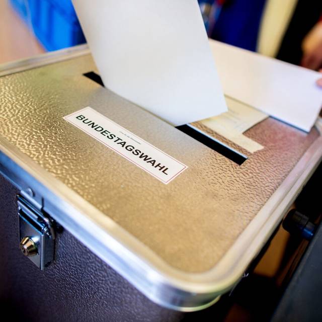 Ein Wähler wirft in einem Wahllokal, das im Klassenraum einer Grundschule im Stadtteil Prenzlauer Berg untergebracht ist, seinen Stimmzettel für die Bundestagswahl in eine Wahlurne. In Teilen von Berlin wird die Bundestagswahl vom September 2021 am Sonntag wiederholt. (zu dpa: «Wiedergutmachung, Teil zwei: Berlin wählt mal wieder»)