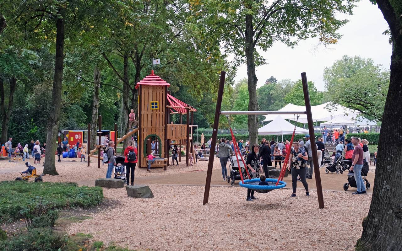 Der Spielplatz Kastell ist ein gutes Beispiel für die Qualitätsstandards in Moers. Hier gibt es viel Platz, Abwechslung, Sitzmöglichkeiten und inklusive Spielgeräte.