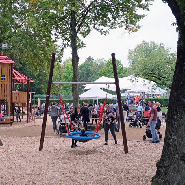 Der Spielplatz Kastell ist ein gutes Beispiel für die Qualitätsstandards in Moers. Hier gibt es viel Platz, Abwechslung, Sitzmöglichkeiten und inklusive Spielgeräte.