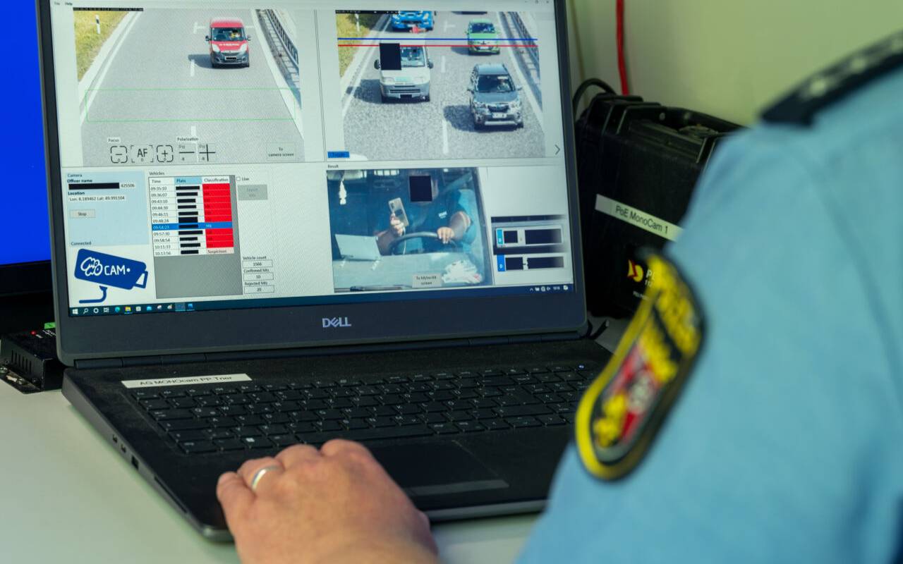 Polizeihauptkommissar Christian Simon zeigt an einem Monitor ein "Dummyfoto" einer MONOcam, die zur Aufzeichnung von Handysündern am Steuer in Betrieb ist.