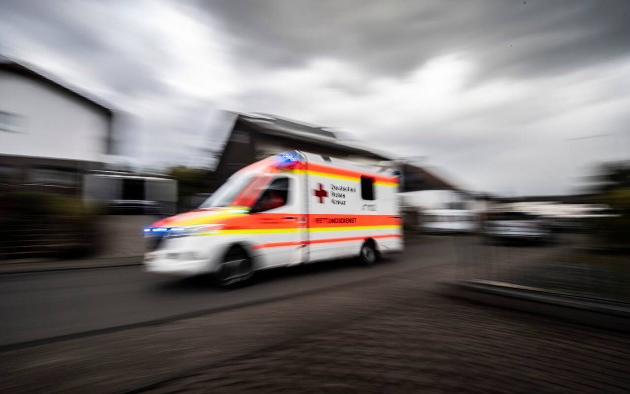 Ein Rettungswagen auf dem Weg zu einem Einsatz