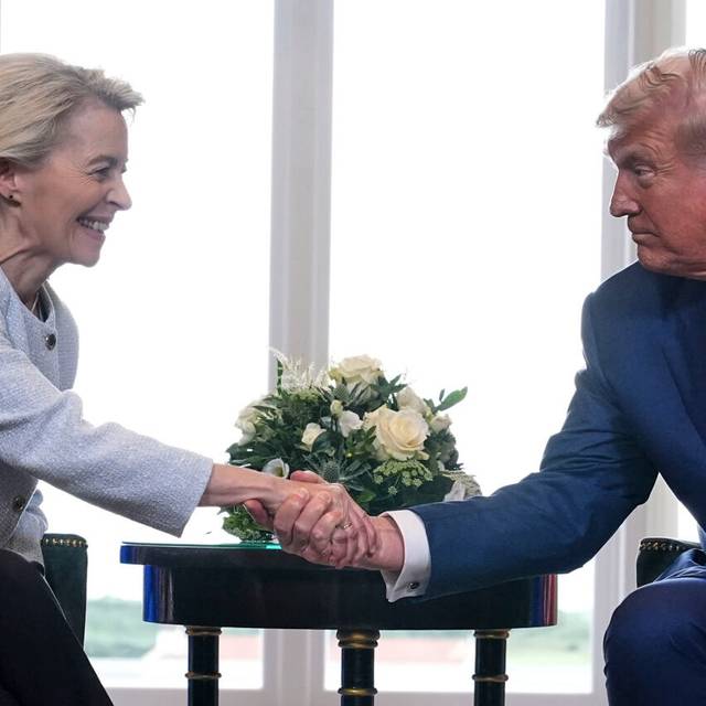 US-Präsident Donald Trump schüttelt der Präsidentin der Europäischen Kommission Ursula von der Leyen die Hand, während sie sich auf dem Trump Turnberry Golfplatz treffen.