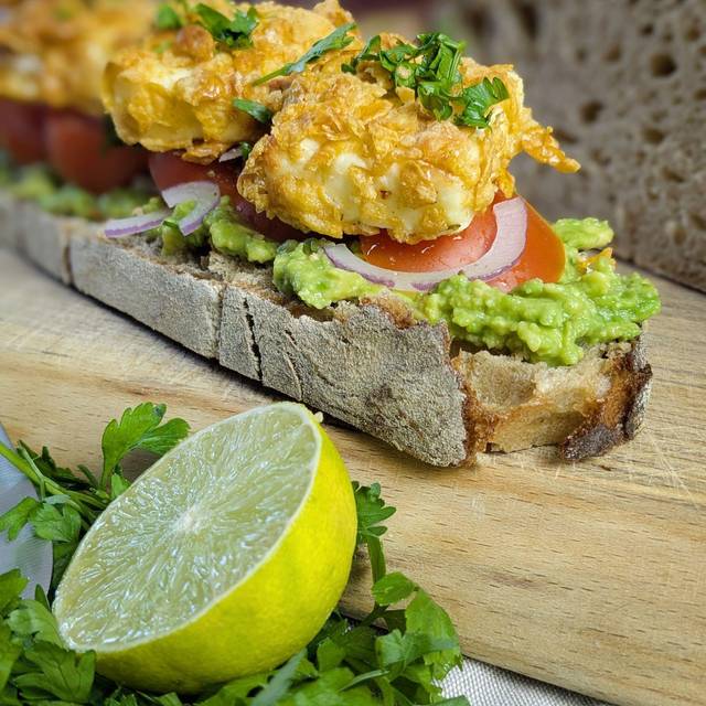 Knuspriger Feta auf Brot