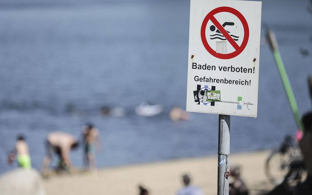 Badeverbotsschild am Uettelsheimer See in Duisburg