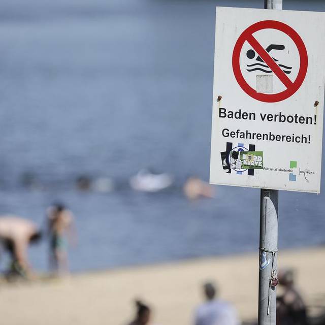 Badeverbotsschild am Uettelsheimer See in Duisburg