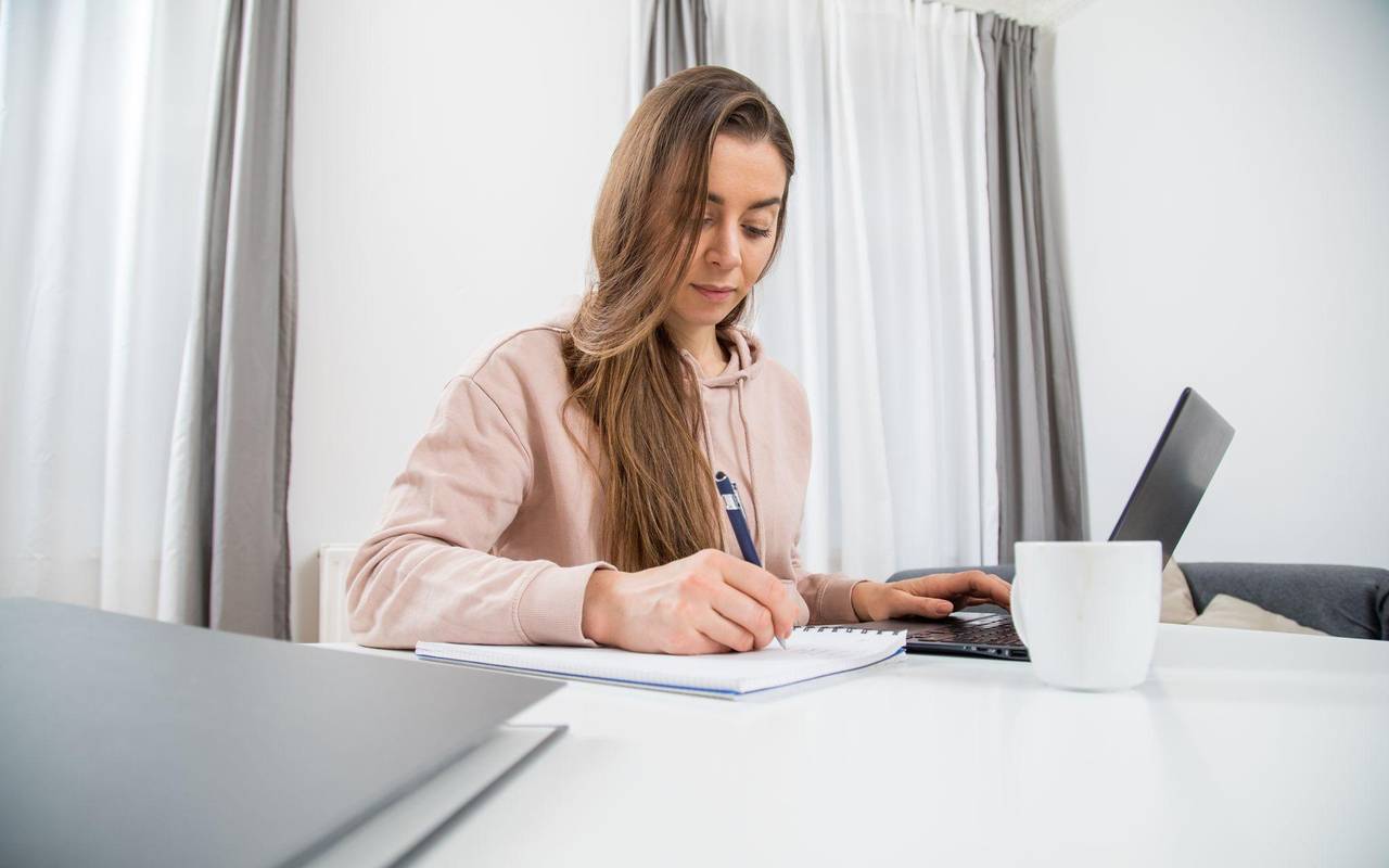 Eine Frau arbeitet konzentriert