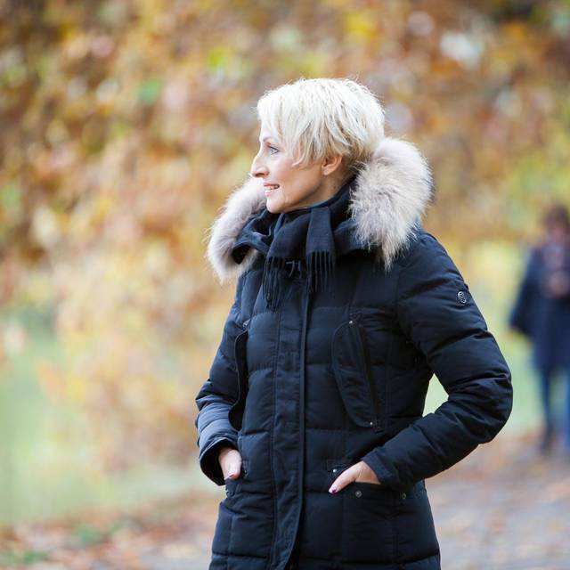 Frau bei einem Spaziergang im Park