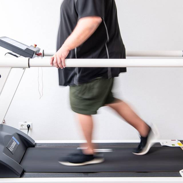 Ein Mann trainiert auf dem Laufband.