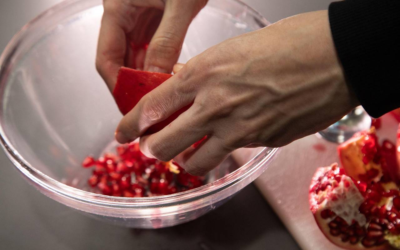 Kerne eines Granatapfels werden aus der Frucht gelöst