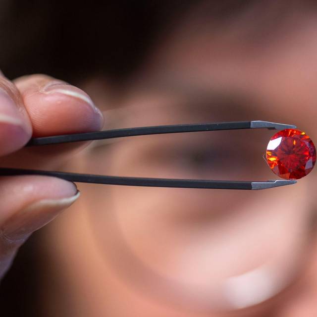 Über den Tod hinaus – Wenn Asche zum Gedenkdiamanten wird