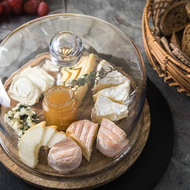 Käse wird unter einer Käseglocke aufbewahrt