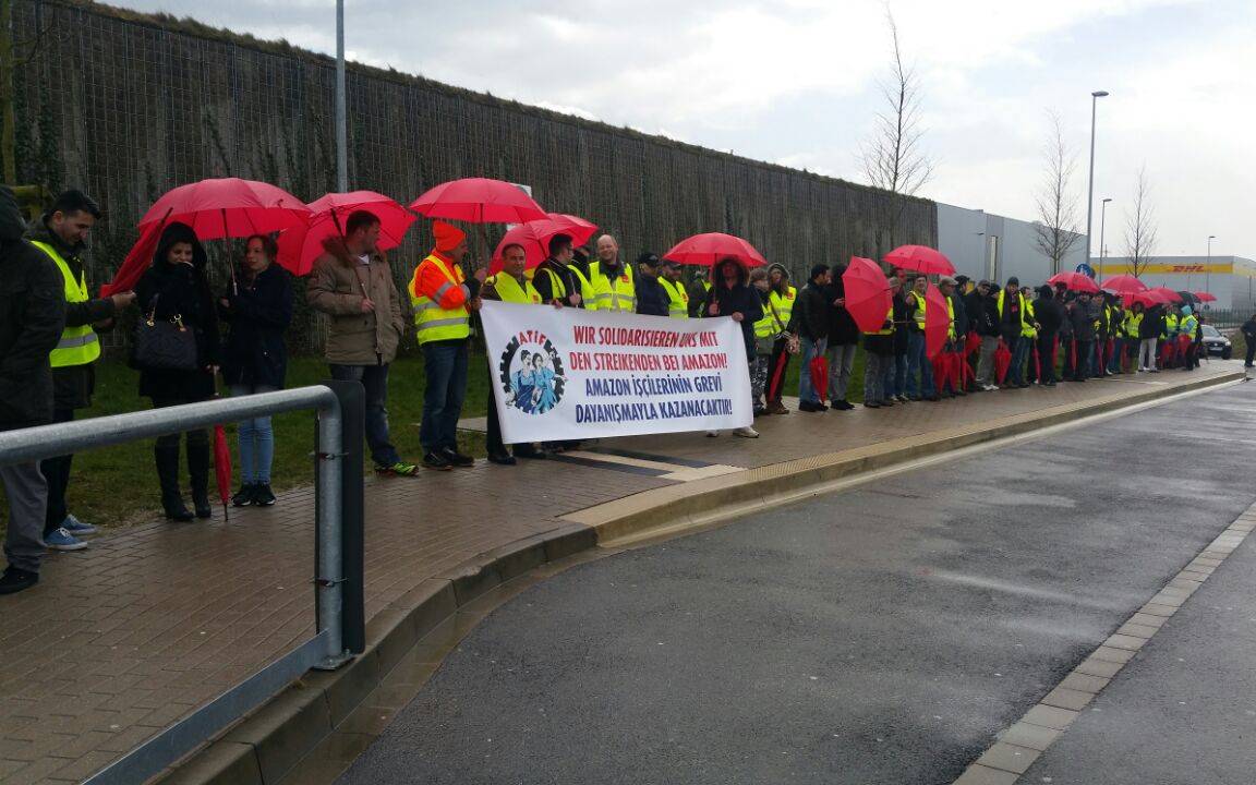 Streik bei Amazon - Verdi Menschenkette