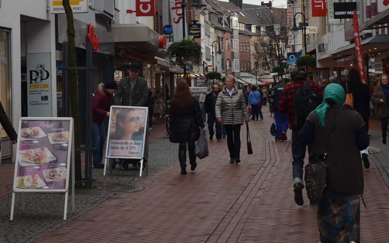 Fußgängerzone/ Einkaufsstraße in Dinslaken (Neustraße).