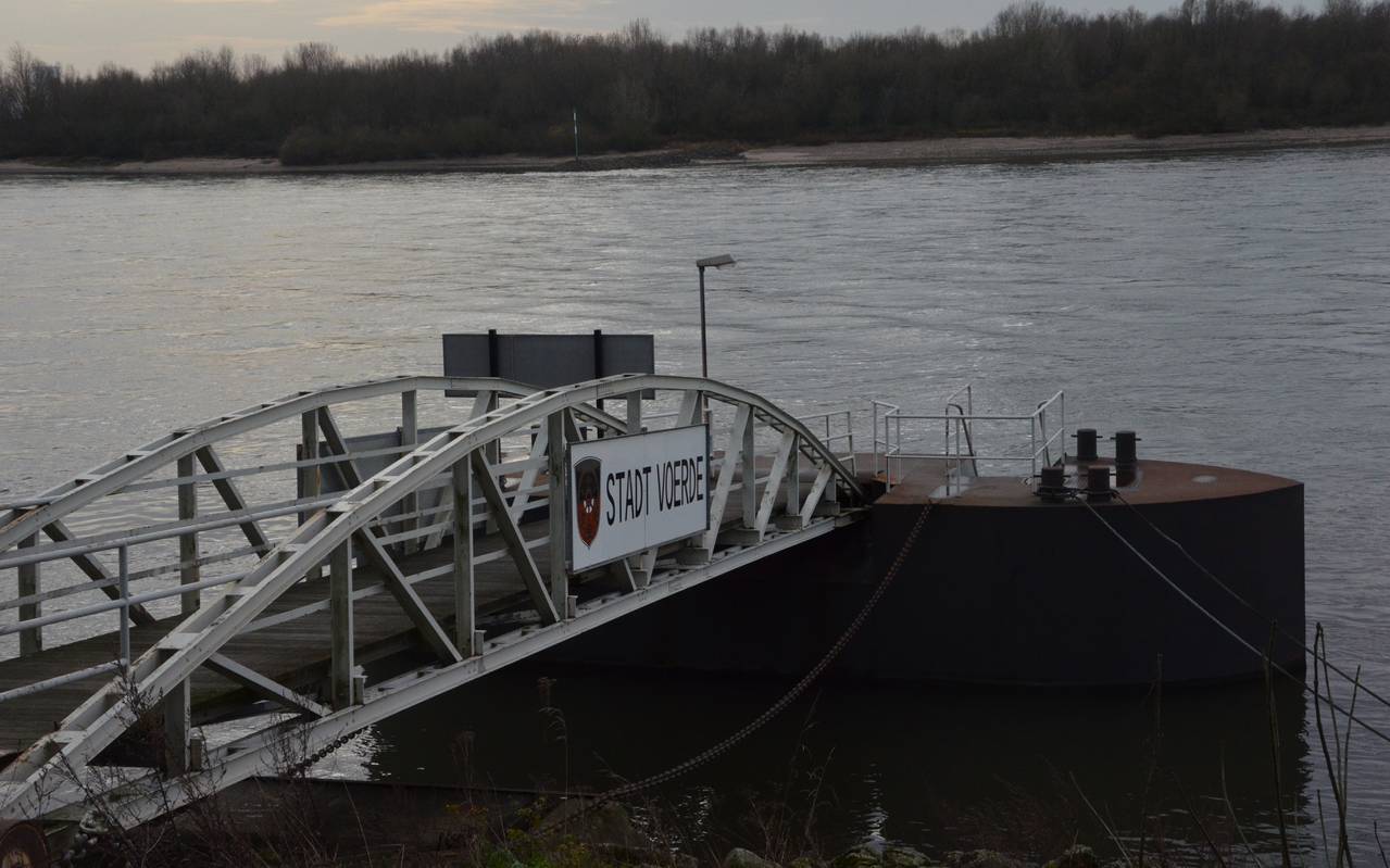 Steg / Anlegestelle in Götterswickerhamm am Rhein, Aufschrift "Stadt Voerde"