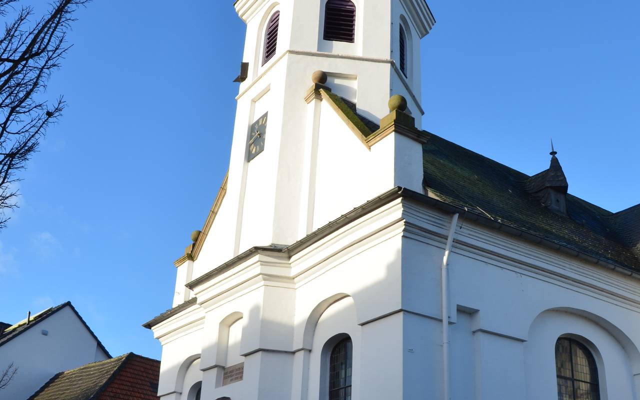 Frontansicht der Evangelischen Kirche Alpen