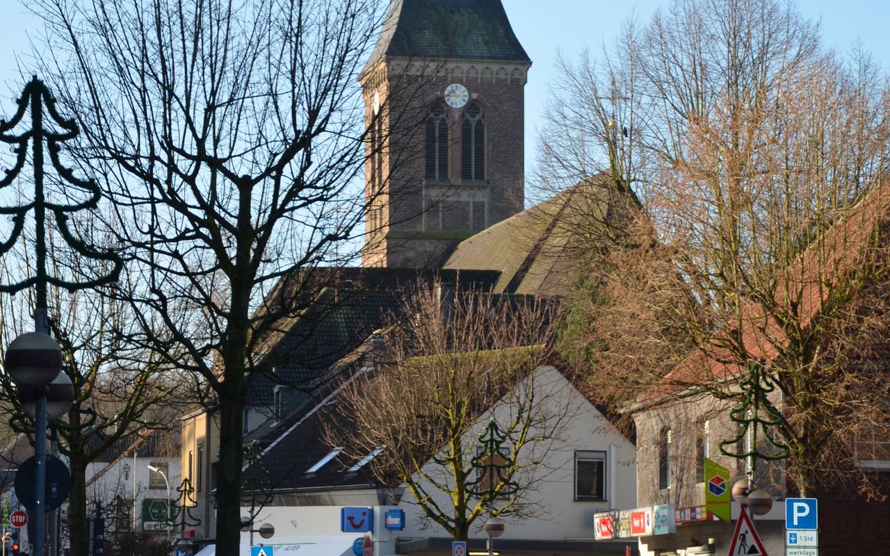 Blick in die Stadt Alpen, im Hintergrund die Katholische Kirchengemeinde St.Ulrich.