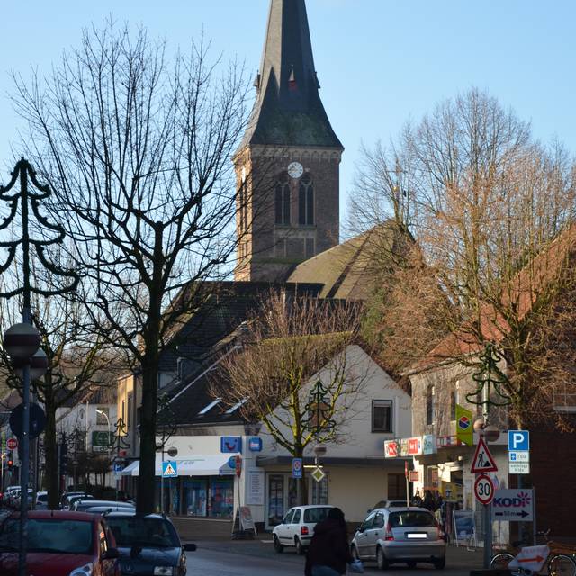 Blick in die Stadt Alpen, im Hintergrund die Katholische Kirchengemeinde St.Ulrich.