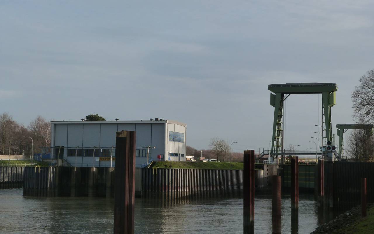 Schleuse in Voerde, Spellen