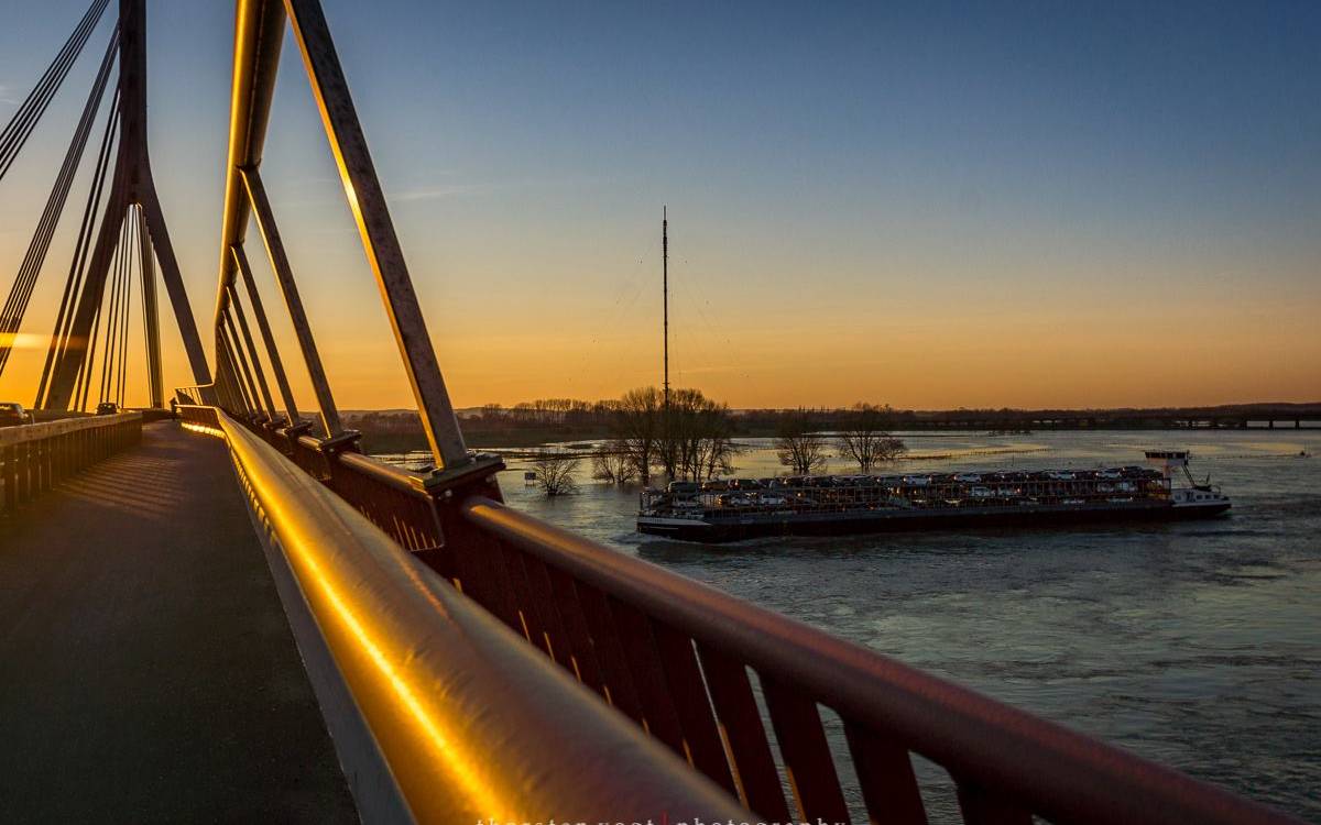 Die Weseler Niederrheinbrücke bei Dämmerung.