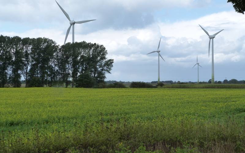 Symbolfoto - Windräder zwischen Rheinberg-Millingen, Rheinberg-Ossenberg und Alpen-Drüpt