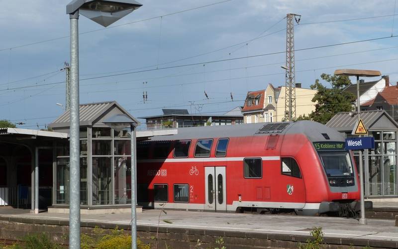 RE5 steht am Gleis im Weseler Bahnhof.