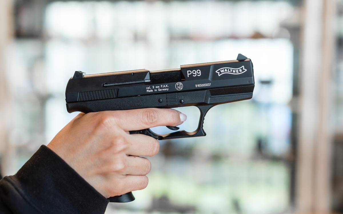Der Nachbau der Polizeidienstwaffe "Walter P 99" ist mit einem kleinen Waffenschein erhältlich.