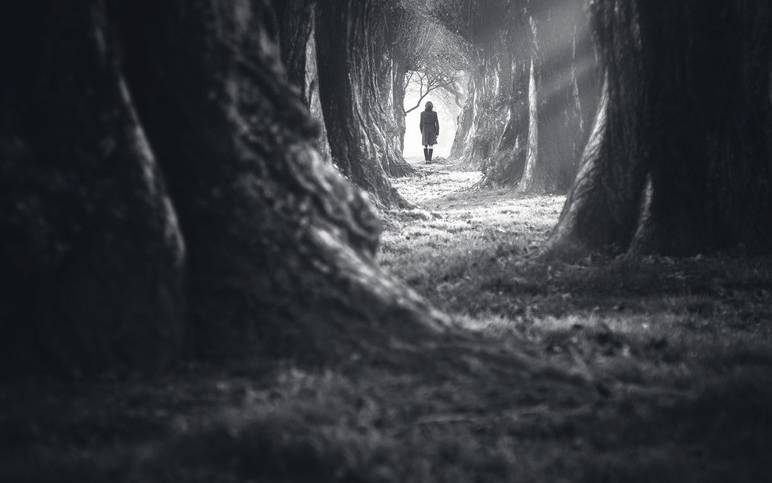 Eine Frau läuft einen einsamen Weg entlang (Symbolbild).