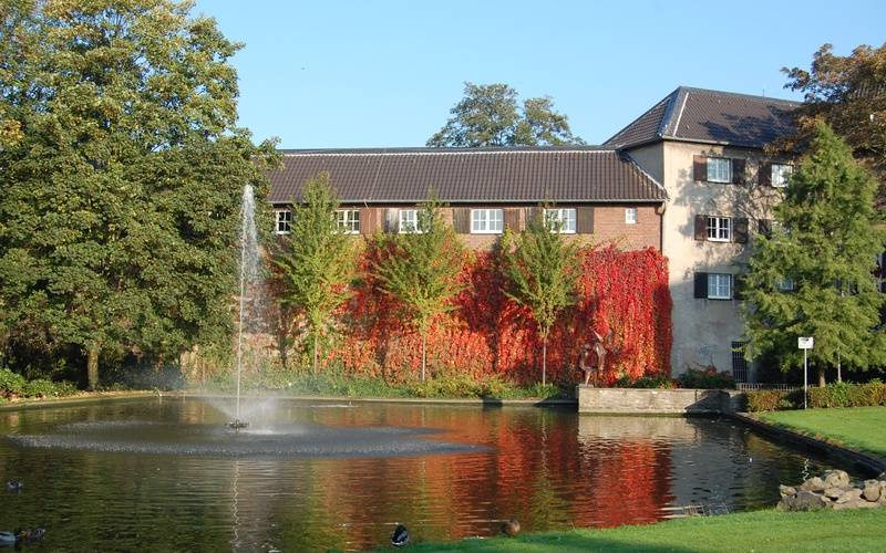 Ansicht Rathaus im Park am Teich