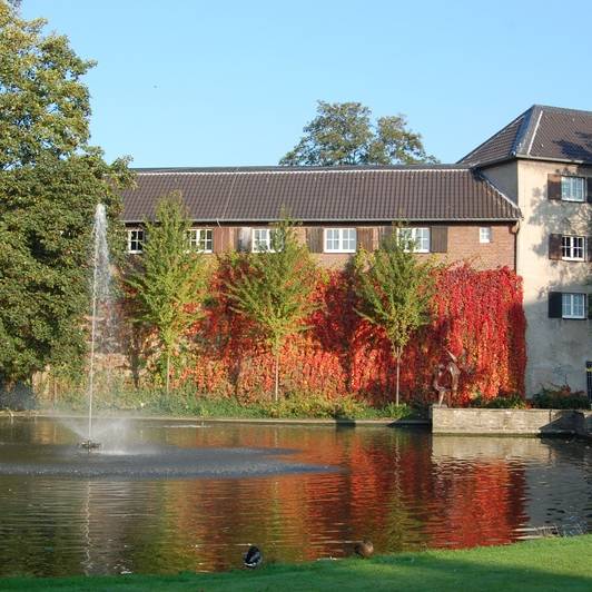 Ansicht Rathaus im Park am Teich