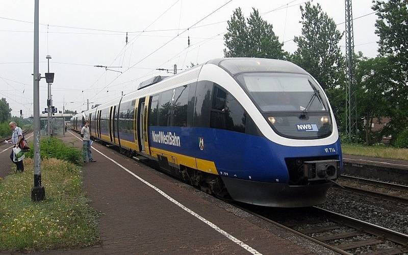 RB31 - Der Niederrheiner - Zug der NordWestBahn h�lt am Bahnhof Moers (vor dem Umbau 2014/15). Strecke: Duisburg, Rheinhausen, Trompet, Moers, Rheinberg, Millingen, Alpen, Xanten.
Mit freundlicher Genehmigung von Maik Seete, Presse- und Öffentlichkeitsarbeit NordWestBahn.