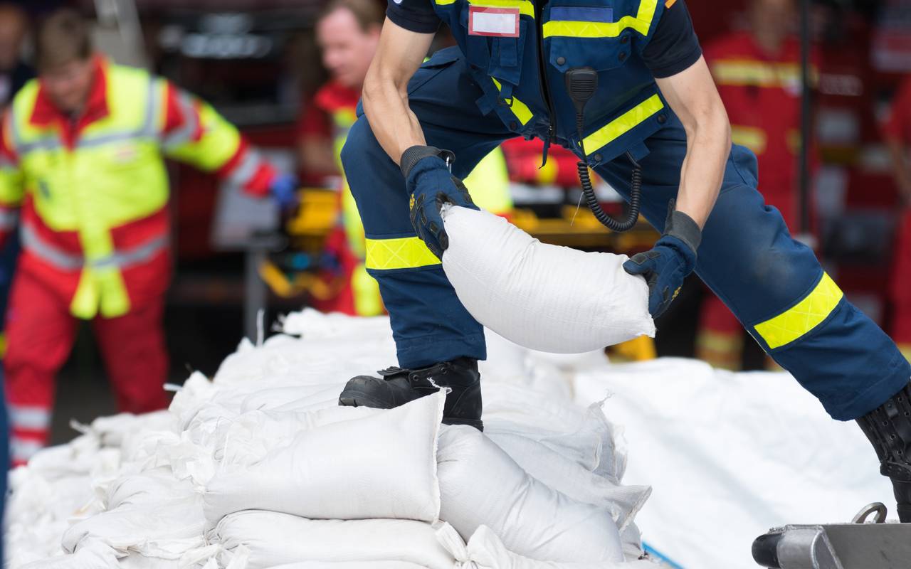 Ein Helfer transportiert Sandsäcke (Symbolbild).
Bei Verwendung in Social Media muss die Bildquelle am Bild genannt werden; bei Verwendung als Nachrichtenbild spielt das System diese automatisch mit aus.