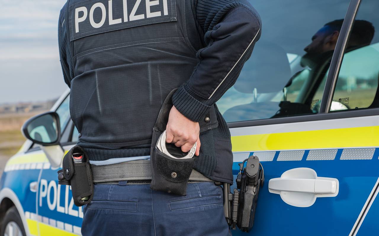 Ein Polizist nutzt Handschellen zur Festnahme (Symbolbild).
Bei Verwendung in Social Media muss die Bildquelle am Bild genannt werden; bei Verwendung als Nachrichtenbild spielt das System diese automatisch mit aus.