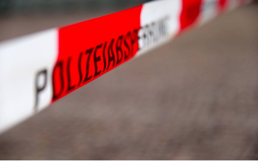 Ein Absperrband der Polizei in Nahaufnahme (Symbolbild).
