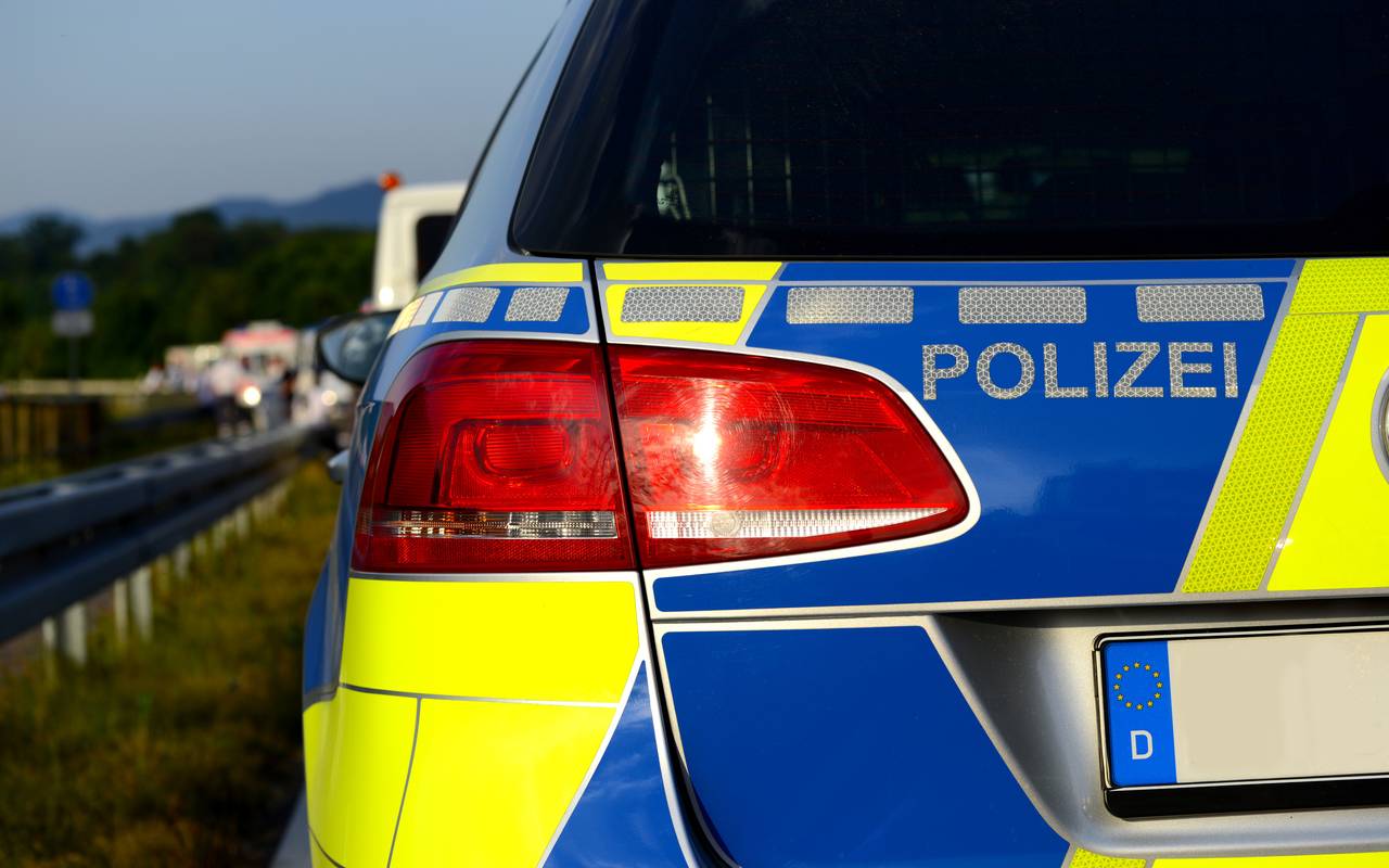 Ein Einsatzfahrzeug der Polizei (Symbolbild).Bei Verwendung in Social Media muss die Bildquelle am Bild genannt werden; bei Verwendung als Nachrichtenbild spielt das System diese automatisch mit aus.