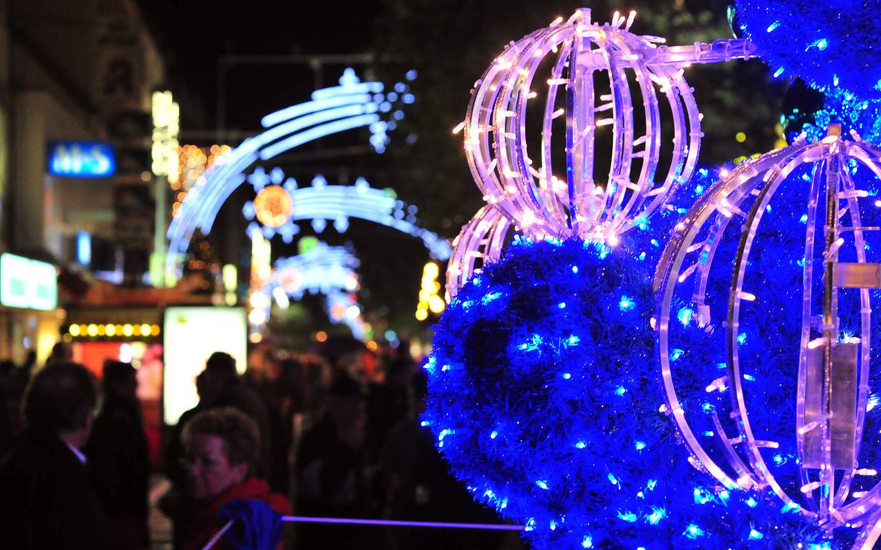 In der Gelsenkirchener Innenstadt wird am 19. November 2010 der Weihnachtsmarkt eröffnet und die neue Weihnachtsbeleuchtung erstmalig in Betrieb genommen.