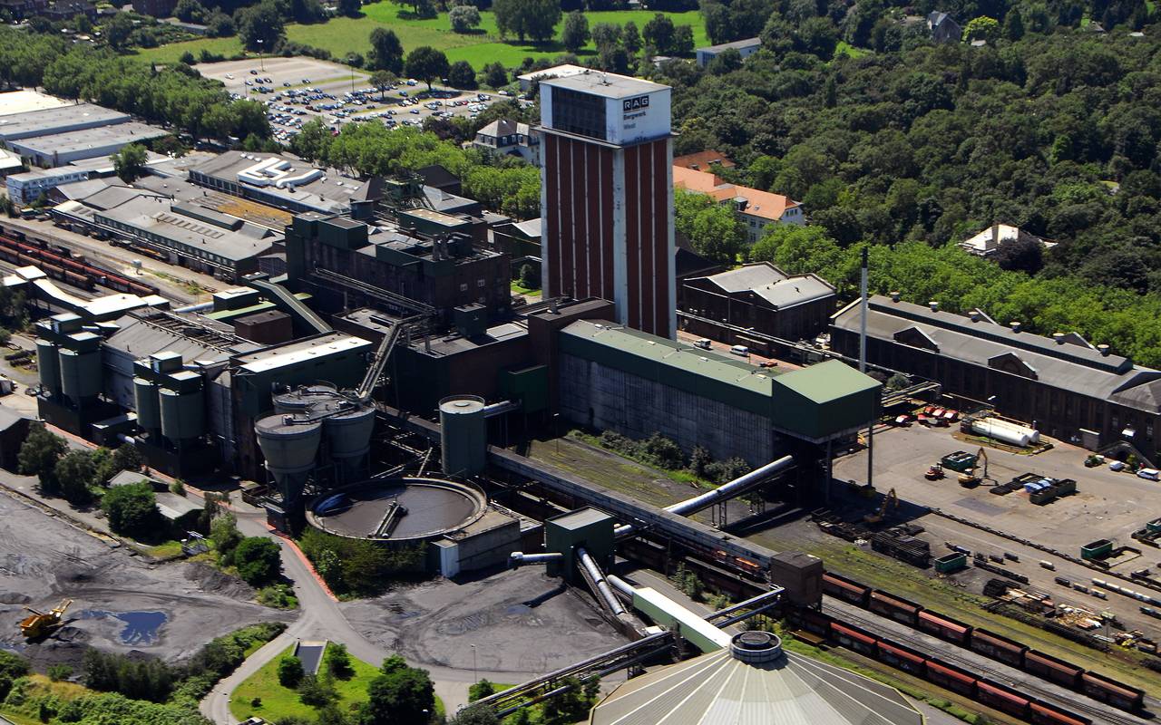 Kamp-Lintfort, am 23.07.2012: Blick auf die Schächte I und II der Zeche Friedrich Heinrich, heute Bergwerk West. Diese zum RAG-Bergwerk West gehörende Schachtanlage entstand 1906. Das Steinkohlenbergwerk West beendet die Kohleförderung am 31.12.2012. Es wurde ab 1906 errichtet und schrieb zwischen den 50er und 80er Jahren durch den modernsten Grubenbetrieb der Welt Industriegeschichte.