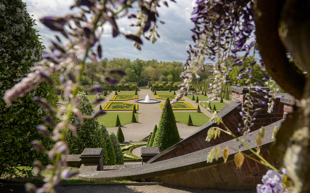 Am Donnerstag, 30.04.2015, in Kamp-Lintfort am Kloster Kamp. Blick auf den Terrassengarten.