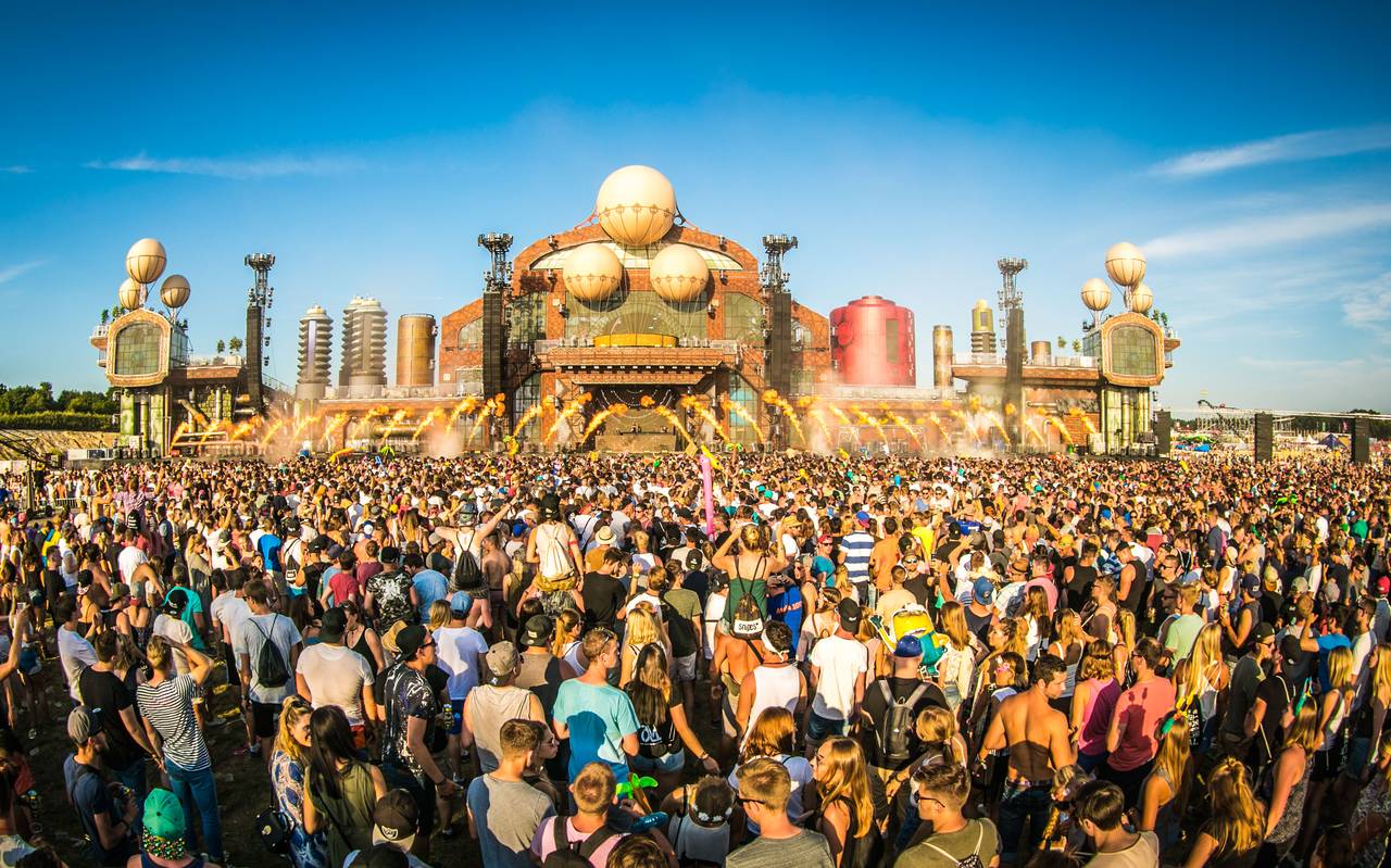 Feiernde Festivalbesucher beim Parookaville EDM-Festival in Weeze. Abgebildet ist die Mainstage 2017.