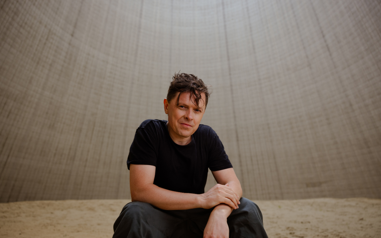 Auf dem Bild ist Künstler und Sänger Michael Patrick Kelly zu sehen