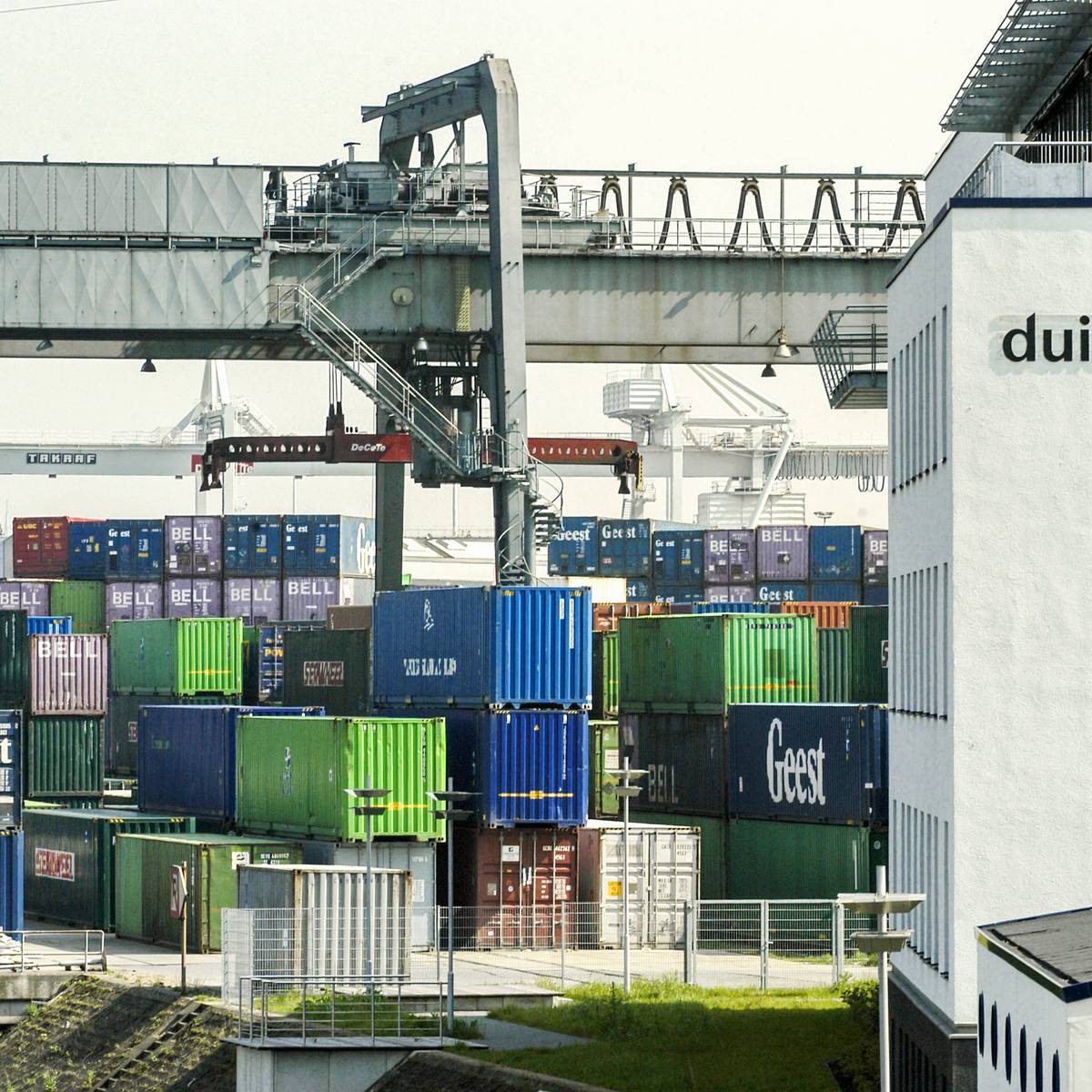 LogistikRiese siedelt mit Zentrum im Duisburger Hafen an
