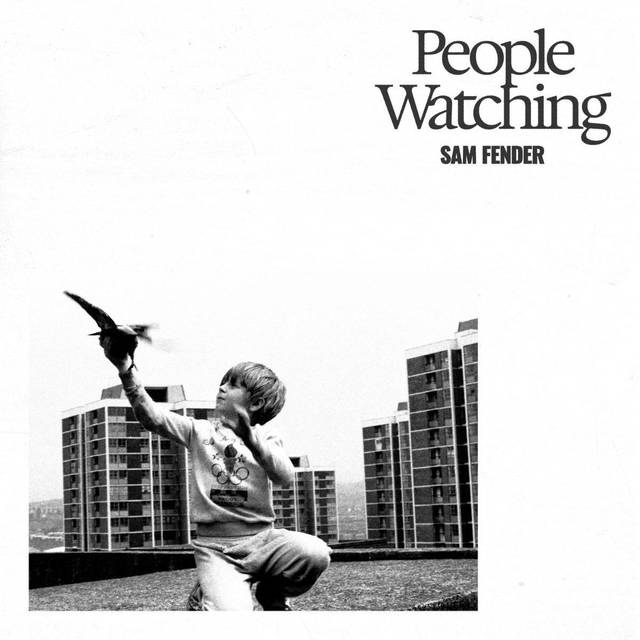 Das Musikcover der Single "People Watching" von Sam Fender zeigt ein schwarz-weiß Foto eines kleinen Jungen, der einen Vogel in der Hand hält.