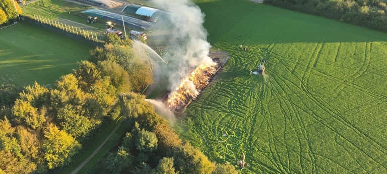 Strohballen-Brand in Voerde: Polizei vermutet Brandstiftung